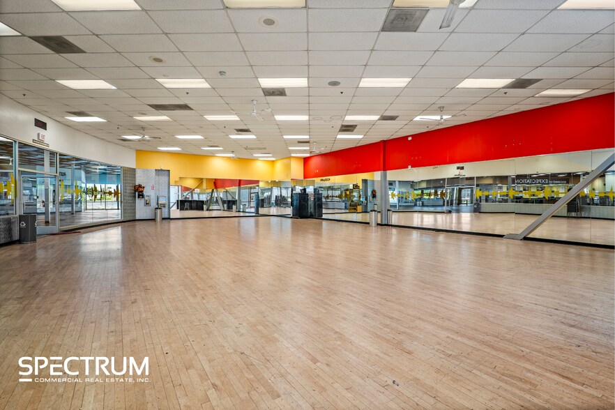More Photos Of 1335 Rancho Vista Blvd, Palmdale Freestanding For Lease