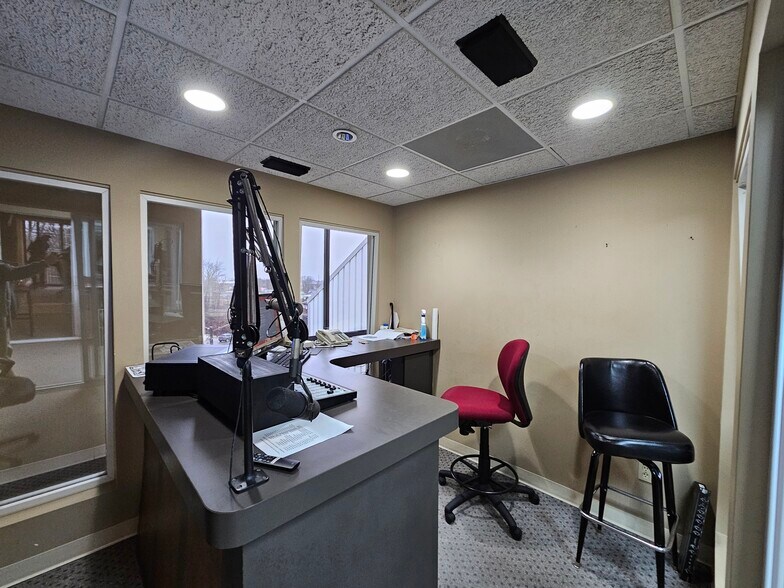 More Photos Of 113 W Public Sq, Glasgow Office For Sale