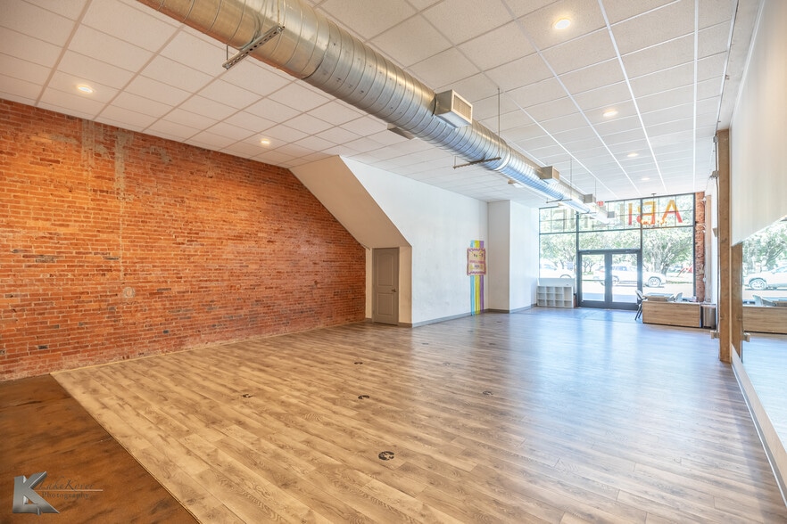 More Photos Of 141 Oak St, Abilene Storefront Retail Office For Sale