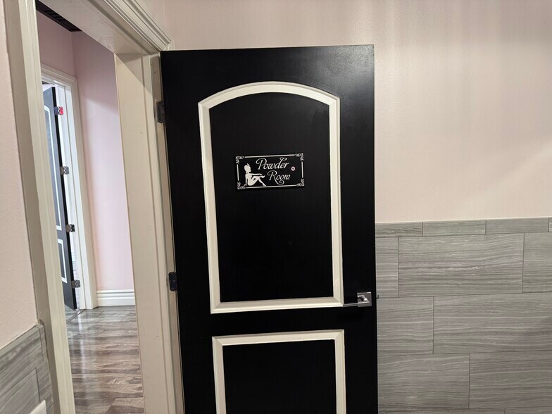 More Photos Of 6446 N Durango Dr, Las Vegas Freestanding For Lease