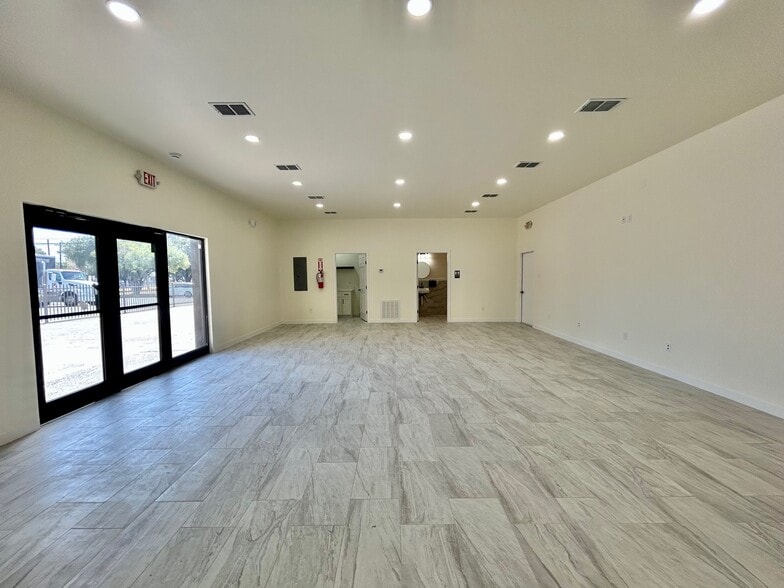 More Photos Of 1113 San Bernardo Ave, Laredo Office For Lease