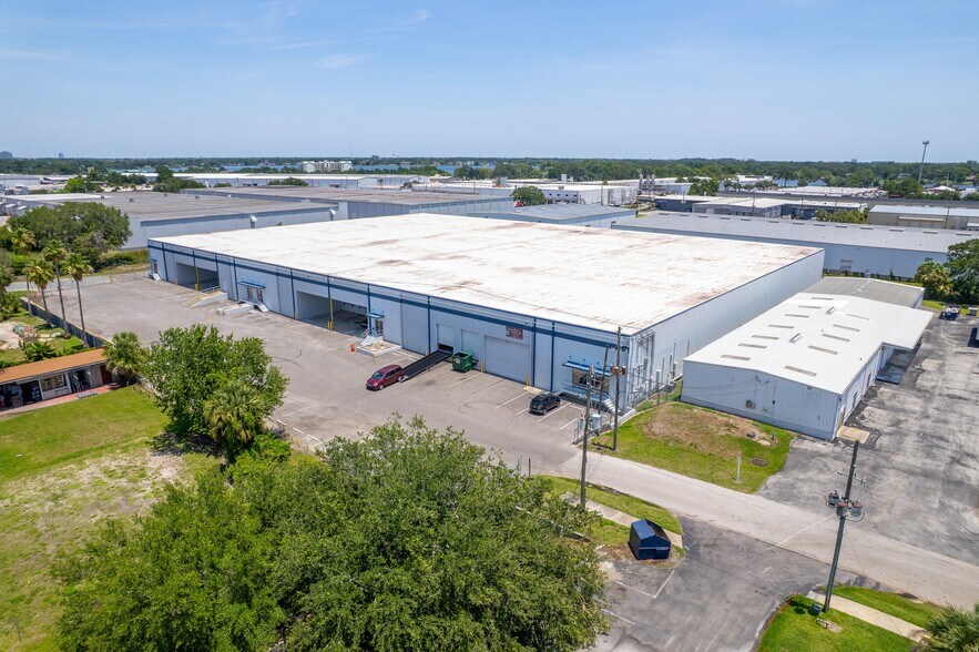 More Photos Of 2700-2716 Hazelhurst Ave, Orlando Warehouse For Lease