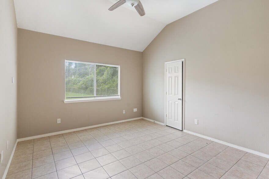 More Photos Of 9104 N Green River Dr, Houston Specialty For Sale