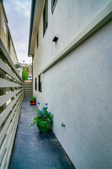 More Photos Of 323-325 Culver Blvd, Playa Del Rey Storefront Retail Residential For Sale