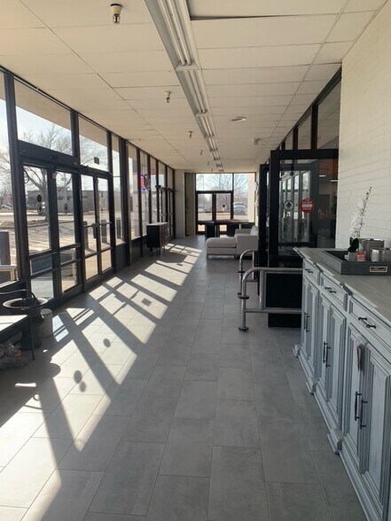 More Photos Of 2300 E Kenosha St, Broken Arrow Freestanding For Sale