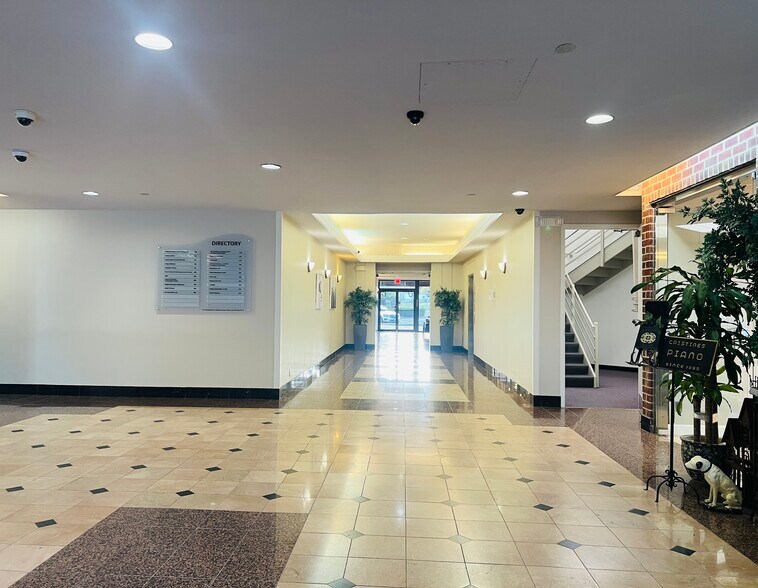 More Photos Of 1952 Gallows Rd, Vienna Office For Lease