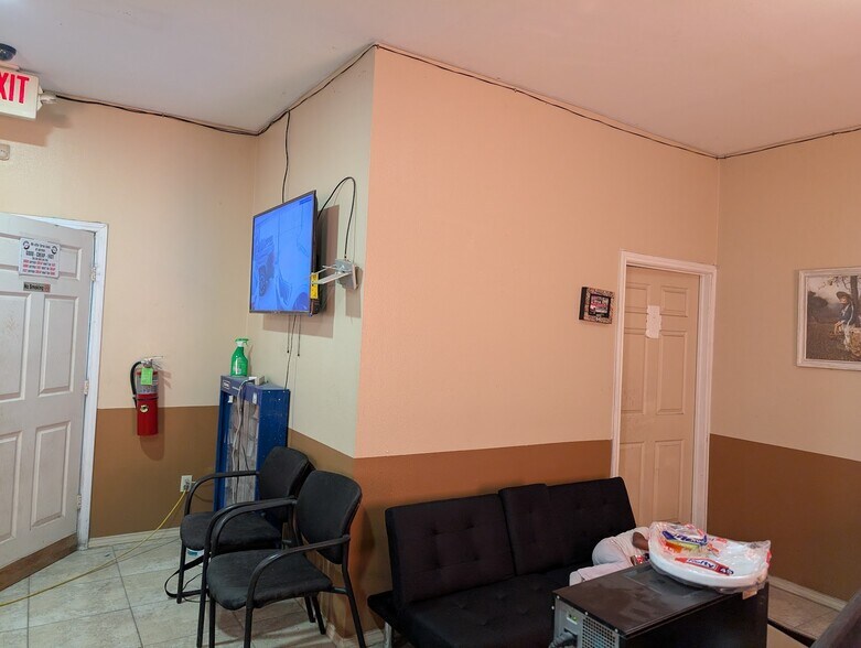 More Photos Of 6503 Brittmoore Rd, Houston Warehouse For Lease