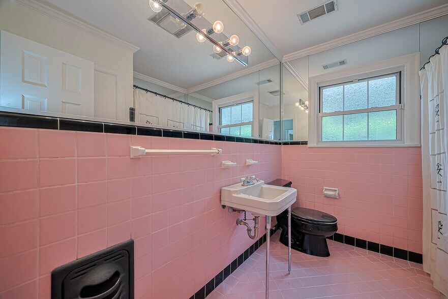 More Photos Of 826 Heights Blvd, Houston Office Residential For Sale