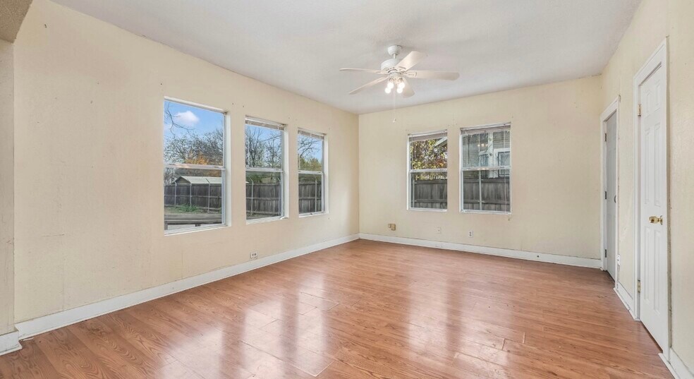 More Photos Of 1121 W Hildebrand Ave, San Antonio General Retail For Sale