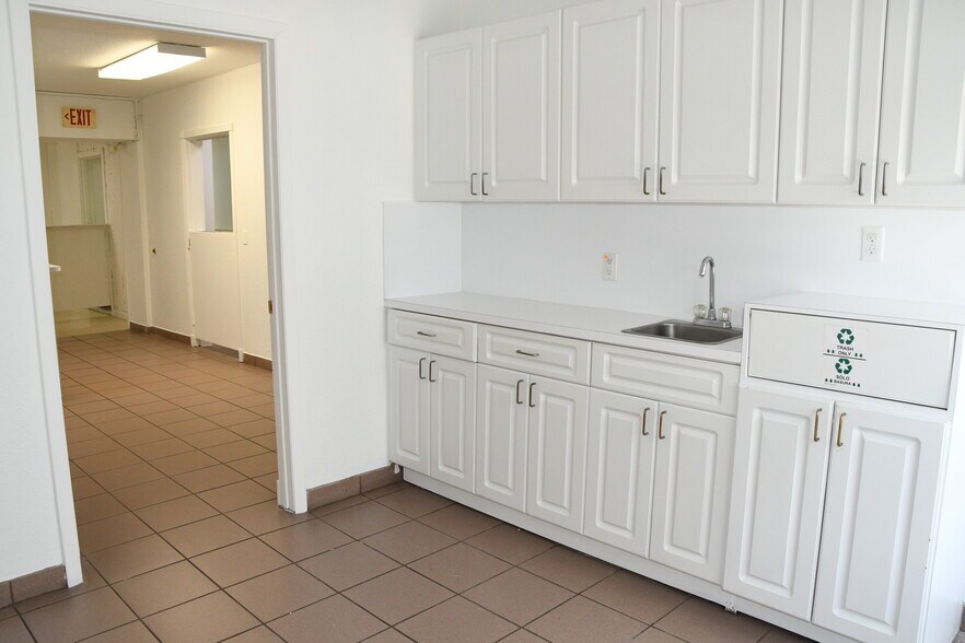 More Photos Of 1920 SW 22nd St, Miami Medical For Lease