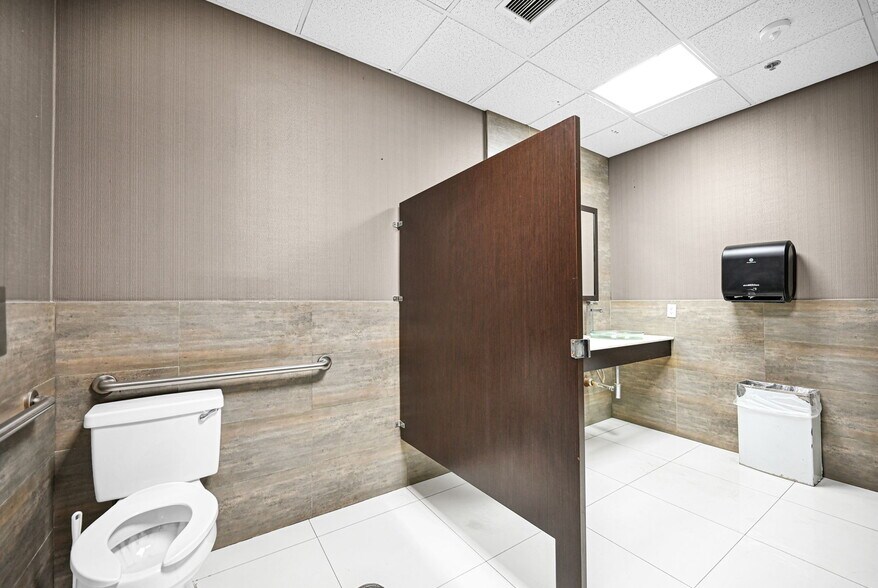 More Photos Of 12550 Biscayne Blvd, North Miami Medical For Sale