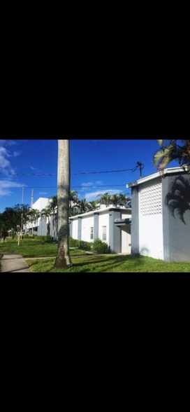 More Photos Of 940 Tarpon St, Fort Myers Schools For Lease