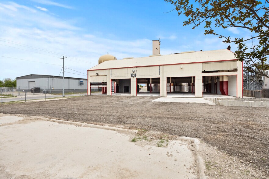 More Photos Of 1127 Bowie St, Seguin Industrial For Sale