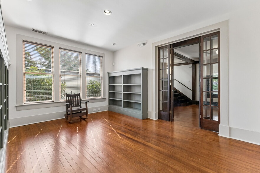 More Photos Of 117 W Mistletoe Ave, San Antonio Office For Sale