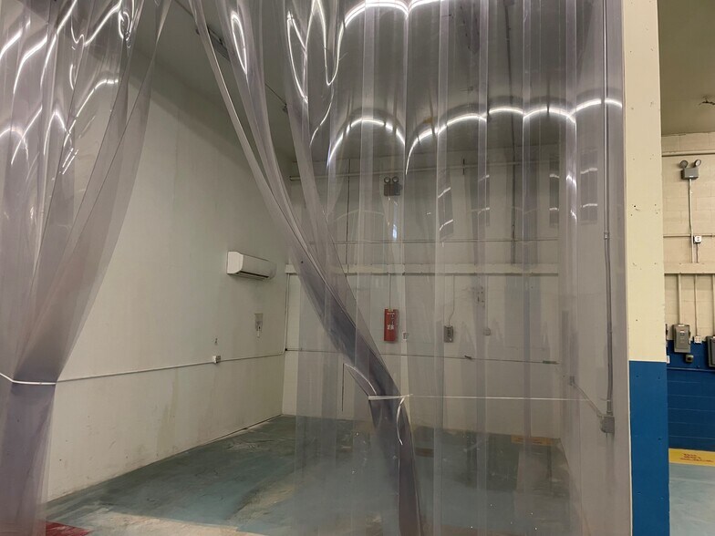 More Photos Of 795 9th St NW, Salem Manufacturing For Lease