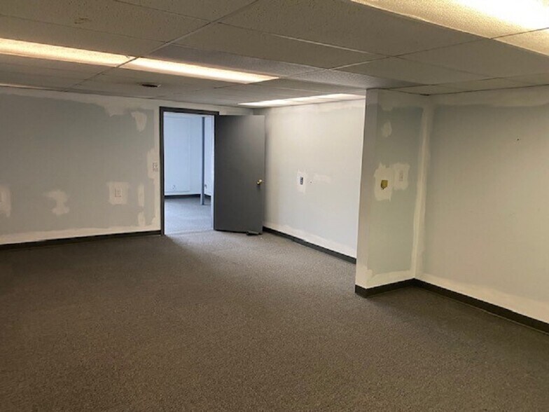 More Photos Of 92 Londonderry Tpke, Manchester Storefront Retail Office For Lease