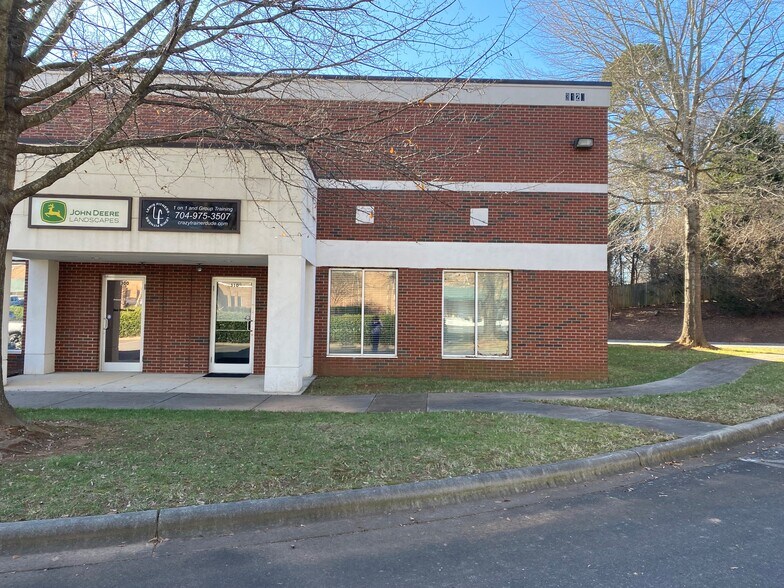 More Photos Of 3120 Latrobe Dr, Charlotte Showroom For Lease