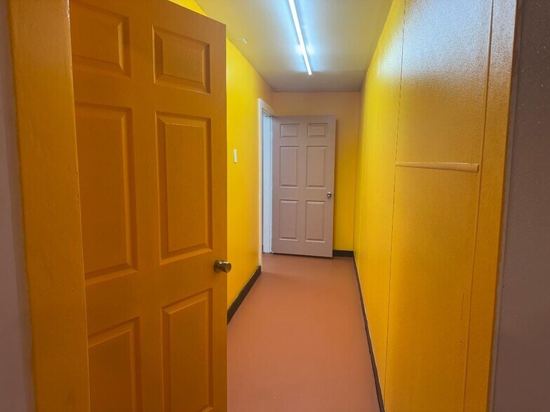 More Photos Of 711 Freeport St, Houston Bar For Sale