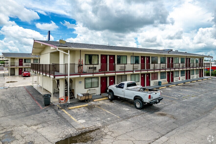More Photos Of 9503 N Interstate 35, San Antonio Hotel For Sale