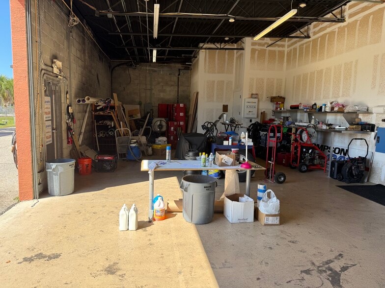 More Photos Of 6381 Corporate Park Cir, Fort Myers Research And Development For Lease