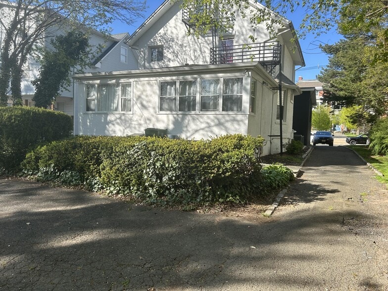 More Photos Of 721 N Wood Ave, Linden Office Residential For Lease