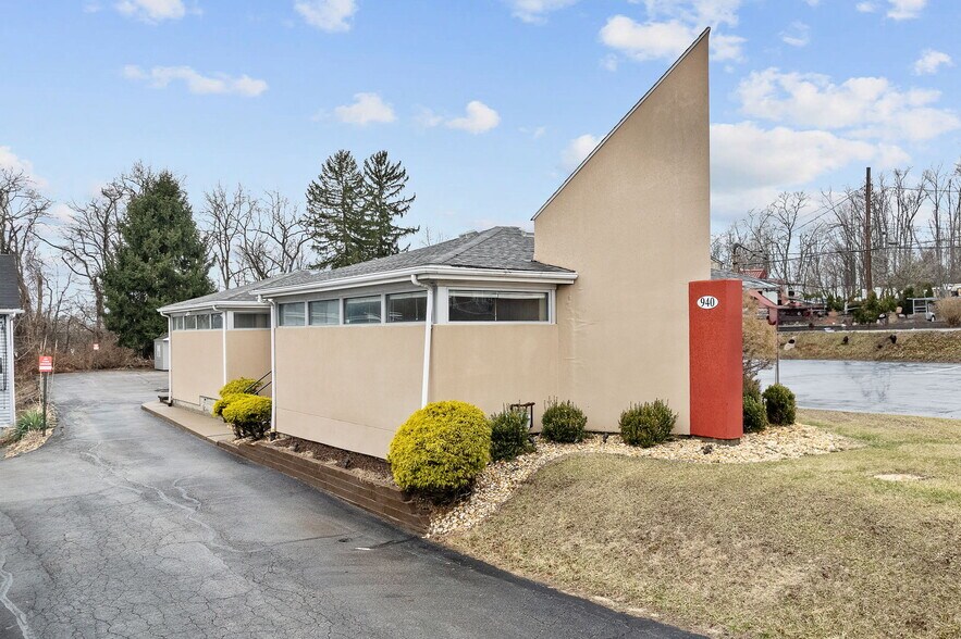 Primary Photo Of 940 Beaver Grade Rd, Coraopolis Office Residential For Sale