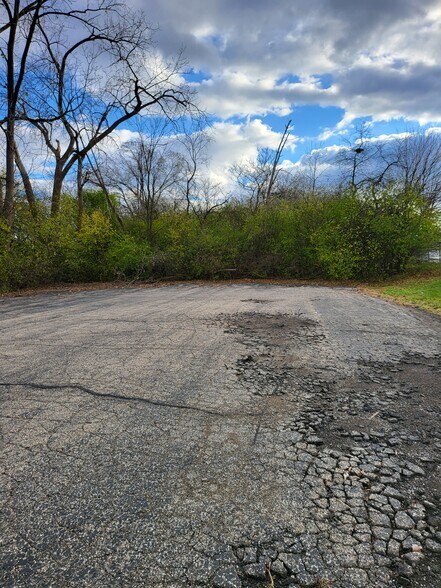 More Photos Of 15321 W Eleven Mile Rd, Oak Park Manufacturing For Sale