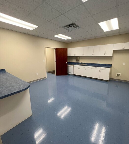 More Photos Of 1540 Westbrook Plaza Dr, Winston-Salem Unknown For Lease