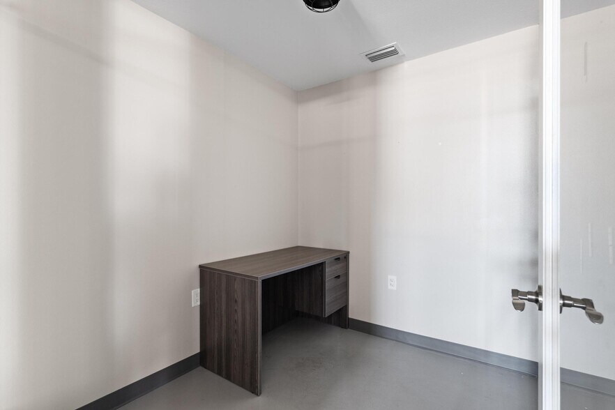 More Photos Of 229 E Lemon St, Tarpon Springs Auto Repair For Lease