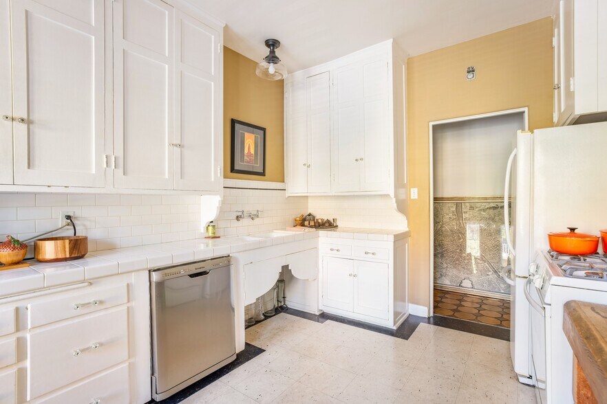More Photos Of 366 N Sycamore Ave, Los Angeles Apartments For Sale