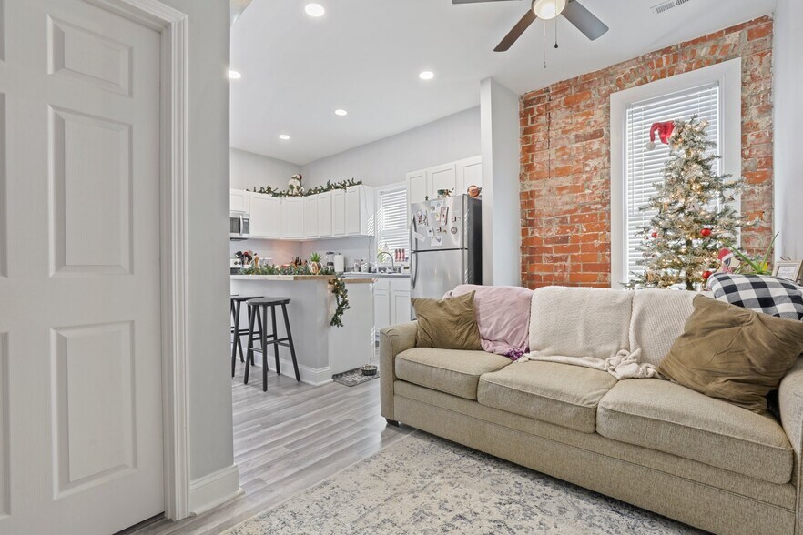 More Photos Of 14 W Depot St, Pataskala Showroom For Sale