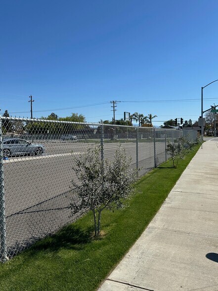 More Photos Of 5151 Stine Rd, Bakersfield Storefront Retail Office For Lease