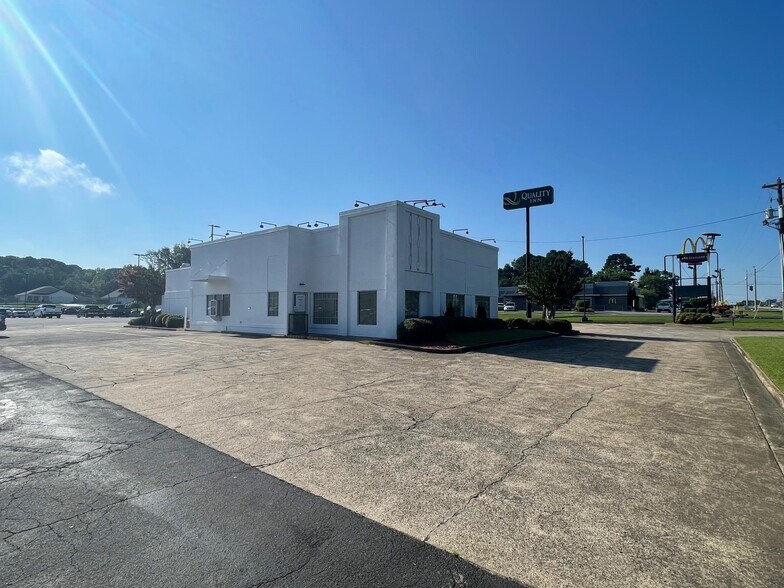 Primary Photo Of 710 N Brindlee Mountain Pky, Arab Fast Food For Lease