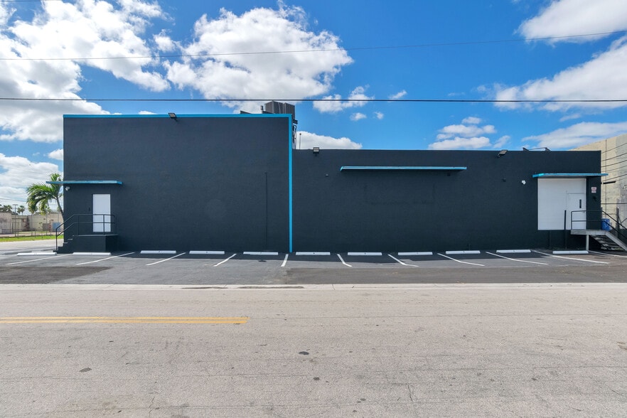 More Photos Of 2901-2915 NW 34th St, Miami Showroom For Sale