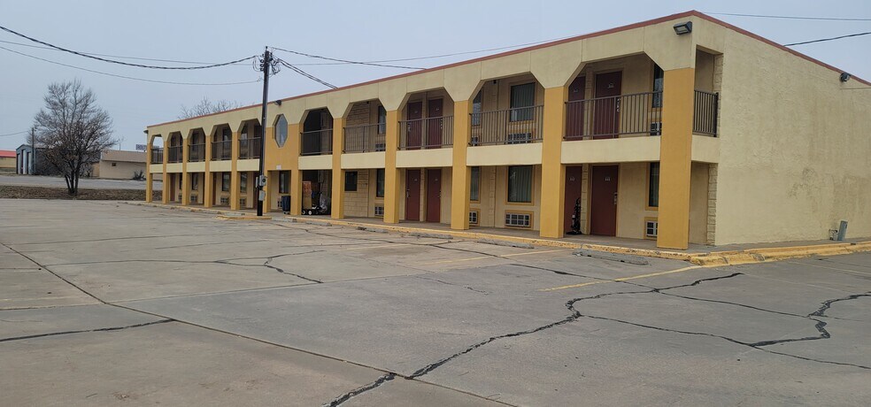 More Photos Of 1006 E 12th St, Shamrock Hotel For Sale