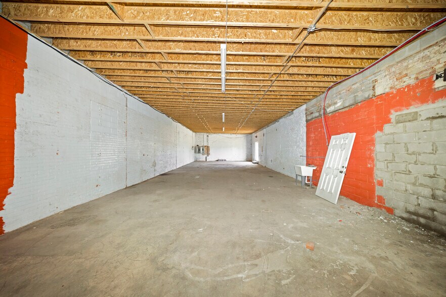 More Photos Of 6944 W Fort St, Detroit Storefront For Lease