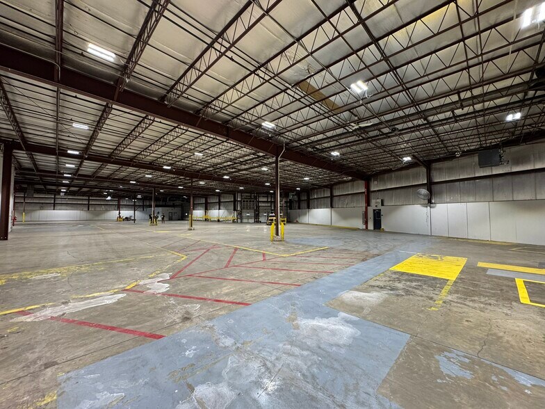 More Photos Of 413 E Murdock Ave, Oshkosh Manufacturing For Sale