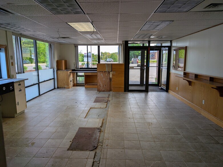 More Photos Of 55 Congress Ave, Bath Freestanding For Lease