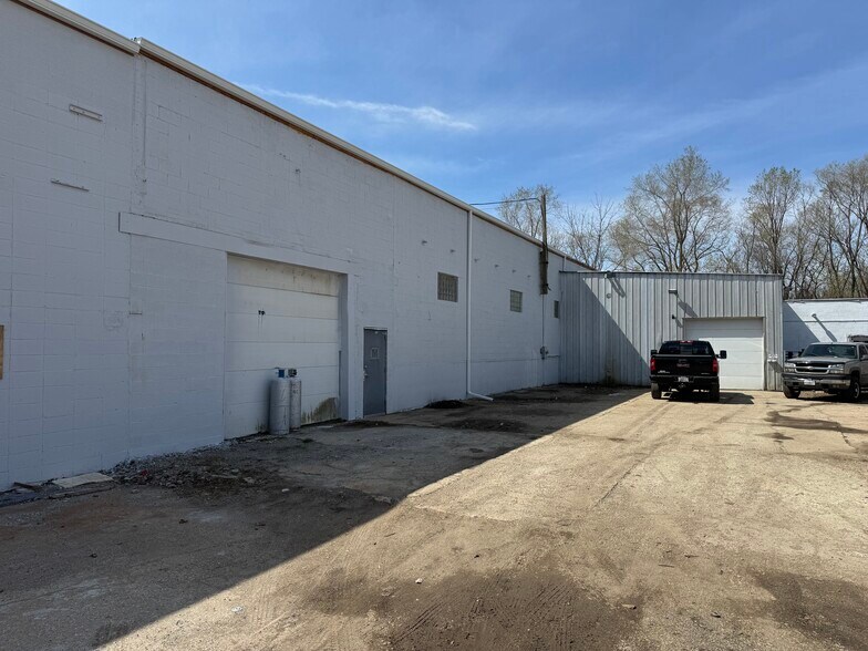 More Photos Of 5700 Walnut St, Richmond Warehouse For Sale