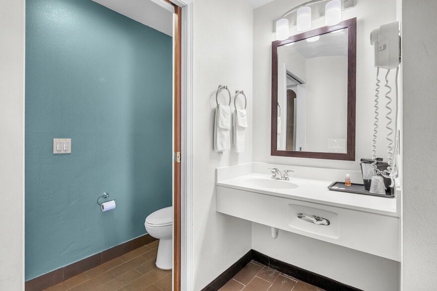 More Photos Of 220 Caravan Dr, Elkhart Hotel For Sale