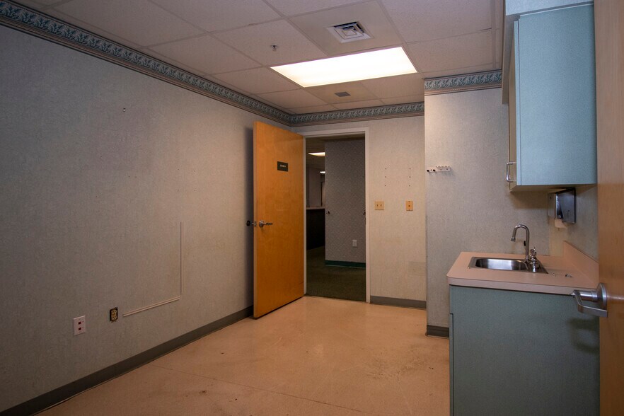 More Photos Of 2525 Harbor Blvd, Port Charlotte Medical For Lease