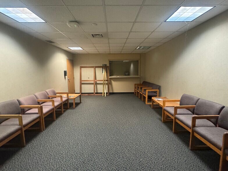 More Photos Of 2815 Pennsylvania Ave, Lansing Medical For Sale