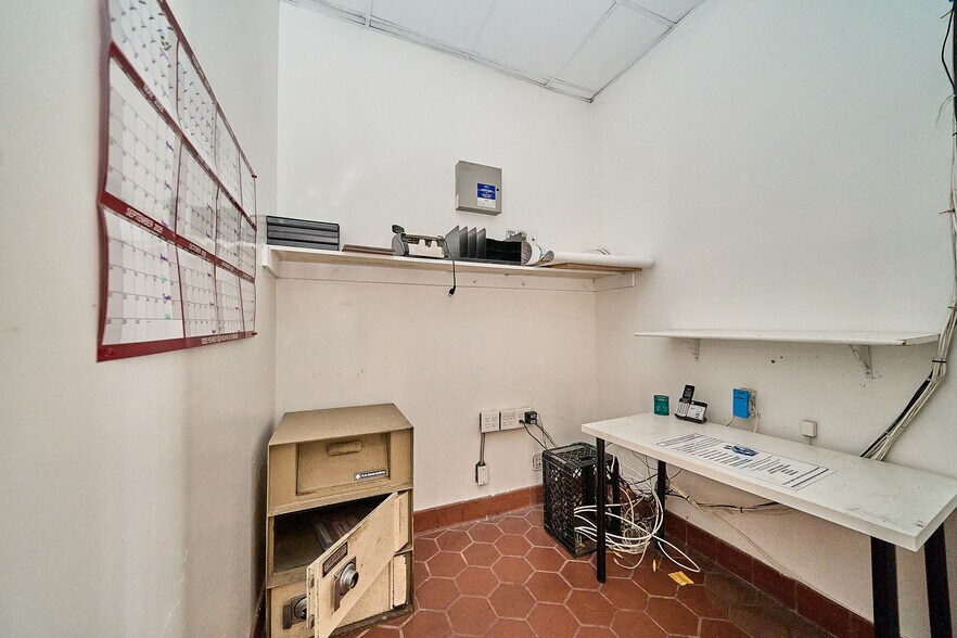 More Photos Of 5835 Bellflower Blvd Unit C, Lakewood Storefront For Lease