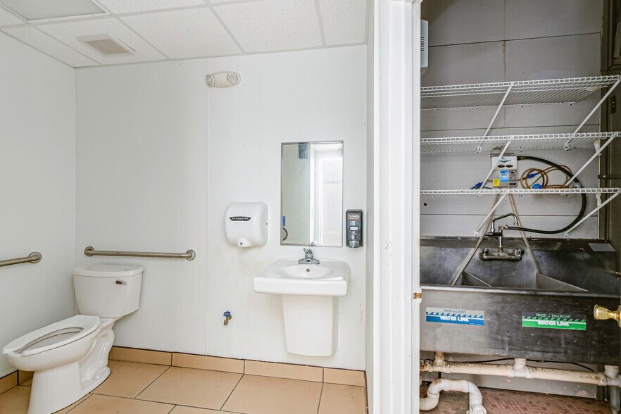 More Photos Of 1220 S Washington Ave, Titusville Convenience Store For Lease