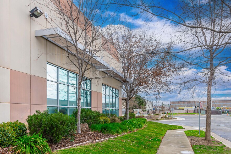 More Photos Of 1030 N D St, Sacramento Light Manufacturing For Sale