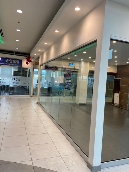 More Photos Of 7163 Yonge St, Markham Apartments For Sale