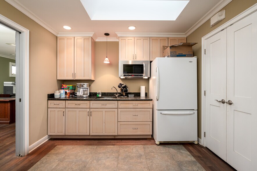 More Photos Of 2109 Forest Dr, Annapolis Showroom For Sale