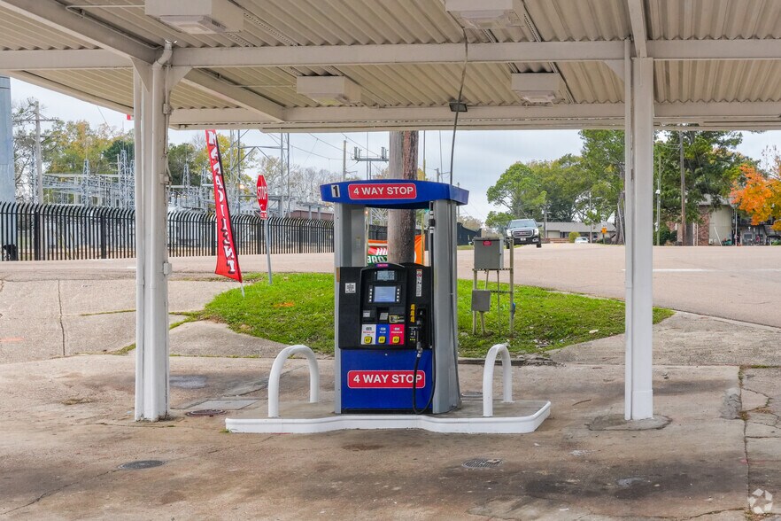 More Photos Of 3613 Wisconsin St, Vicksburg General Retail For Sale