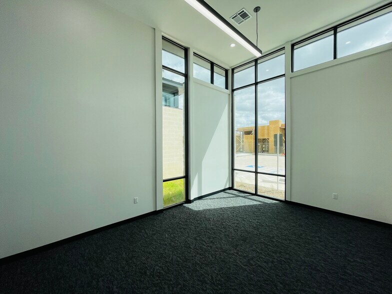 More Photos Of 7102 Tarrington Ave, Sugar Land Medical For Sale