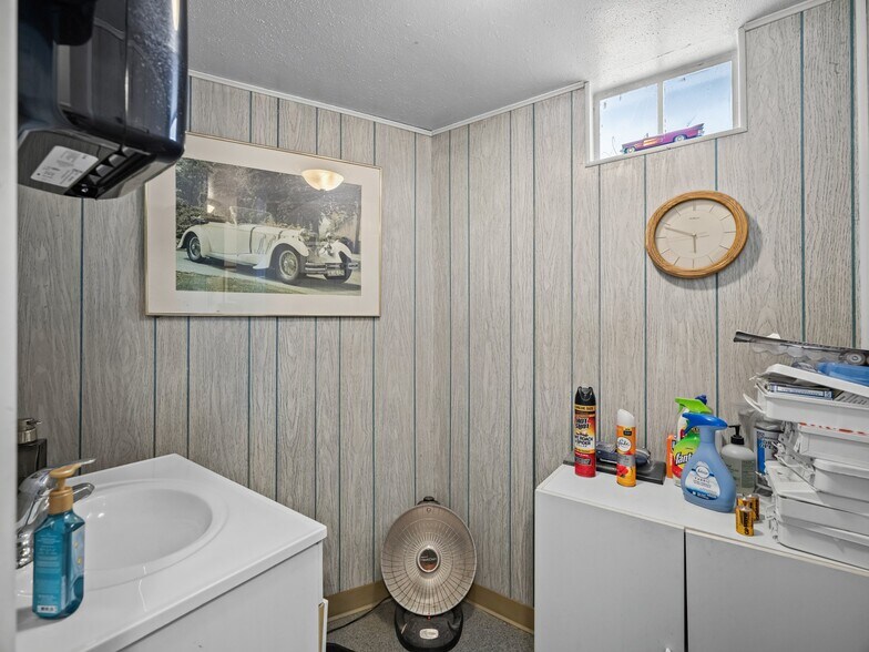 More Photos Of 1840 NE Sandy Blvd, Portland Auto Dealership For Sale